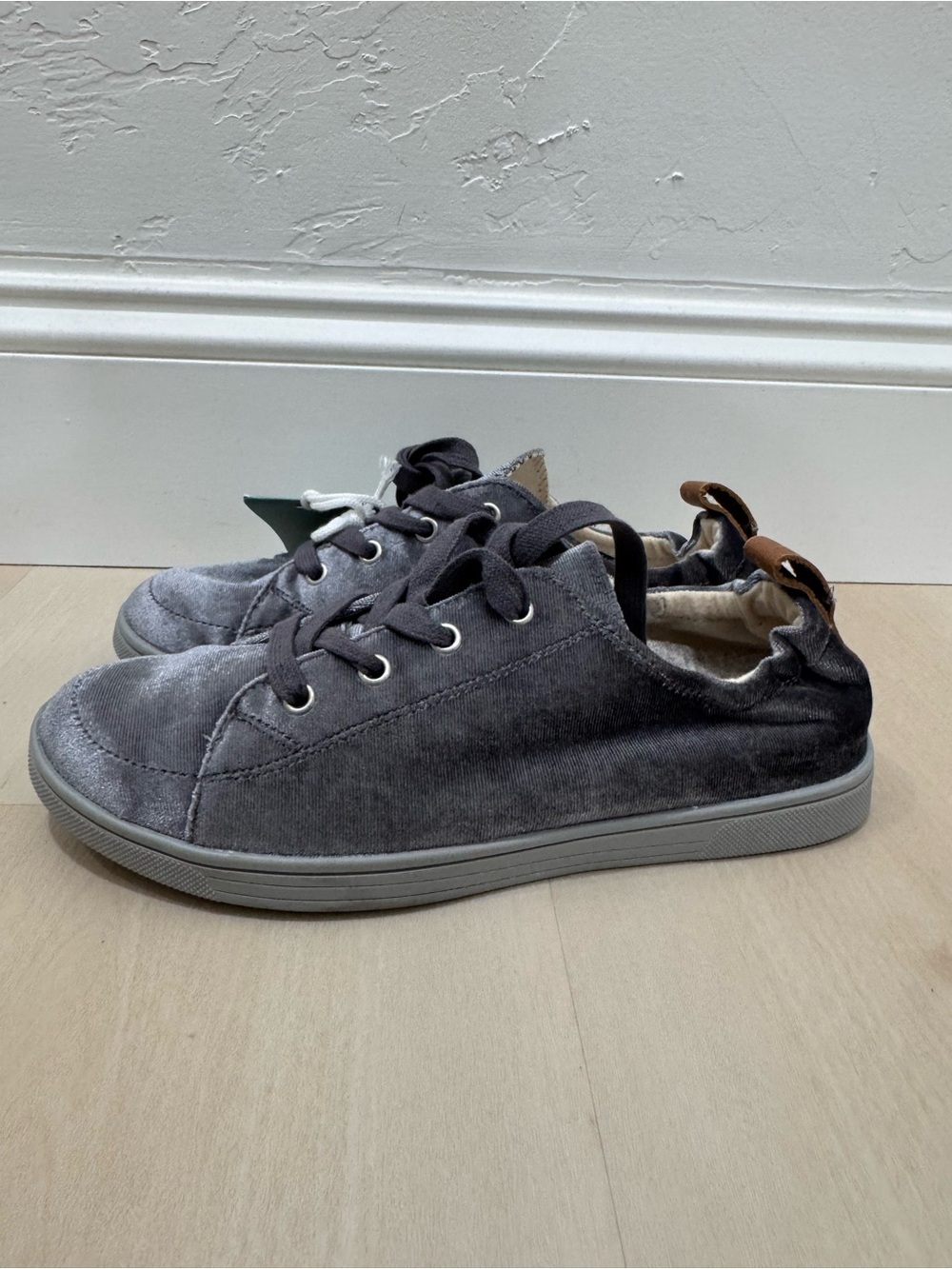 NWT Revitalign Santa Clara Betta Gray Shoe Orthotic Velvet Sneaker Women's 7 - Picture 4 of 13